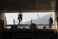 Einbau der Schütztafel in den Staudamm Schieder-See. - © Bernhard Preuss