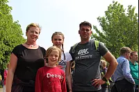 Familienausflug samt Erinnerung: (von links) Melanie Herde mit Sohn Hannes, Tochter Marla und Ehemann Michael. Die Eltern haben in der Kirche geheiratet und auch in dem Gotteshaus ihre Kinder taufen lassen. Ein toller Ort für uns, sagt die Familie. - © Erol Kamisli