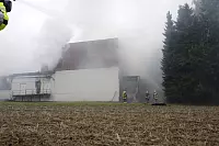 Ein Großbrand in einer Verzinkerei in Barntrup sorgt für große Rauchschwaden. - © Karl-Heinz Krull