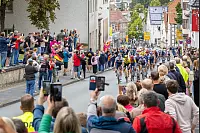 Hunderte Menschen haben sich angeschaut, wie die Profi-Radfahrer während der Lidl Deutschland-Tour durch den Bürener Ortskern und vorbei an der Kirche St. Nikolaus fahren. - © Niklas Tüns