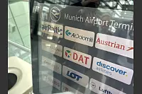 Auf den Check-in-Terminals finden Fluggäste das DAT-Logo für die Flüge nach Paderborn. - © Jens Reddeker