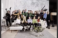 Acht Stunden drehte das Team mit Guido Maria Kretschmer für seine neue Tapetenkollektion. Insgesamt dauert eine solche Produktion samt der Vorbereitung knapp ein bis drei Tage. Die Nachbereitung im Schnitt, auch das übernimmt Röses Unternehmen oft, dauert dann etwas länger. Knapp ein Jahr nach der Produktion erscheinen die Werbekampagnen dann in der Regel. - © emotions4life