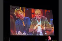 Hart aber Pawellek: Frank Plasberg und seine Frau Anne Gesthuysen plaudern mit Louis Pawellek im Kurtheater. - © Thomas Krügler