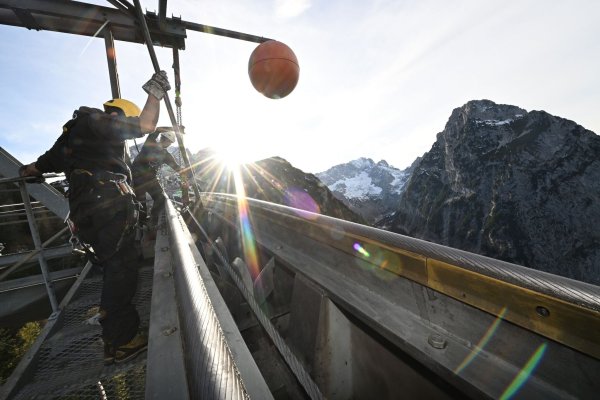 Arbeiter der Bayerischen Zugspitzbahn in Garmisch-Partenkirchen bei der alljährlichen Seilbahnrevision. - © Angelika Warmuth/dpa