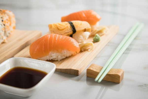 Wer Sushi selbst zubereiten möchte, sollte Fisch verwenden, der im Handel als «Sushi-Qualität» oder «für den Rohverzehr geeignet» angeboten wird. - © Christin Klose/dpa-tmn
