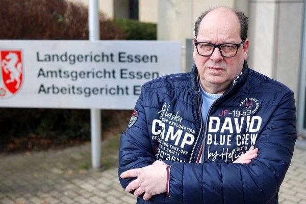 Vor dem Landgericht Essen verlangt Wilfried Fesselmann Schadenersatz nicht unter 300.000 Euro wegen sexuellen Missbrauchs - © Christoph Reichwein/dpa