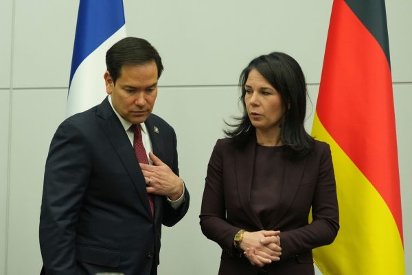 Informierte Nato-Partner in Brüssel über die Friedensbemühungen seines Präsidenten Donald Trump: US-Außenminister Marco Rubio, hier mit seiner deutschen Kollegin Annalena Baerbock. - © Jacquelyn Martin/Pool AP/AP/dpa