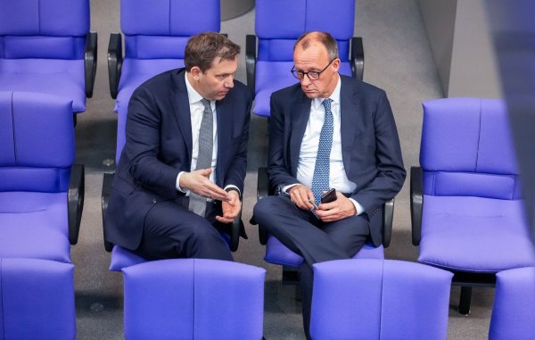 Vielleicht bald Vize und Kanzler?: Die Vorsitzenden von SPD und CDU, Lars Klingbeil und Friedrich Merz. (Archivbild) - © Michael Kappeler/dpa