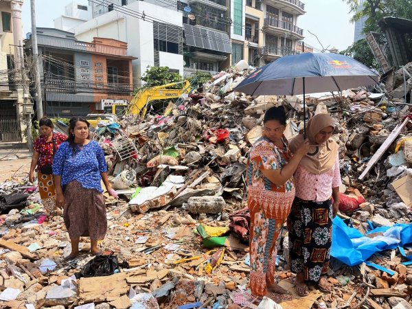 Menschen vor Ort sprechen von einer «Jahrhundertkatastrophe». - © -/kyodo/dpa