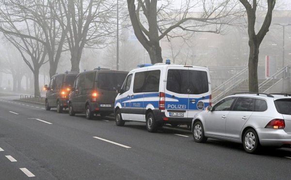 Polizei-Razzia gegen Fans von Hansa Rostock und Rot-Weiss Essen. - © Philip Dulian/dpa