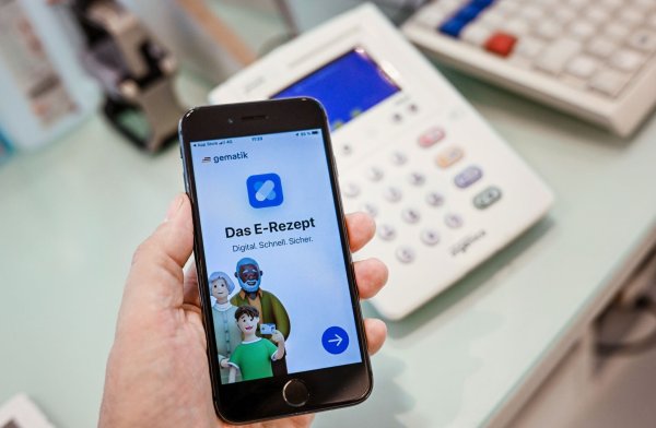 Das E-Rezept wird auf einem zentralen Server gespeichert, und die Apotheke wird beim Einstecken der Karte in das Lesegerät autorisiert, es von dort abzurufen. - © Jens Kalaene/dpa/dpa-tmn