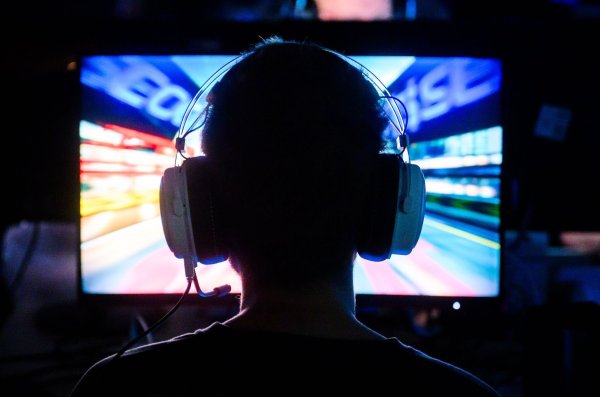 Streaming, Gaming, Podcasts, Musik - die Angebote im Internet spielen mittlerweile eine große Rolle in der Freizeitgestaltung. (Symbolbild) - © Julian Stratenschulte/dpa