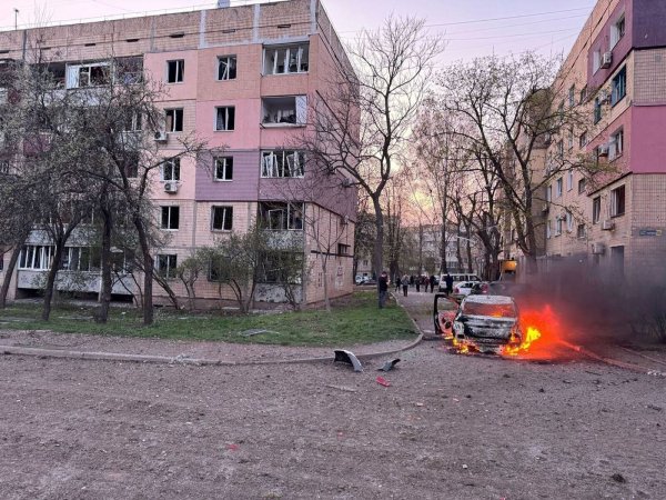 Nach ukrainischen Angaben sind unter den Opfern des Angriffs auch sechs Kinder. - © Ukrainian Emergency Service/AP/dpa