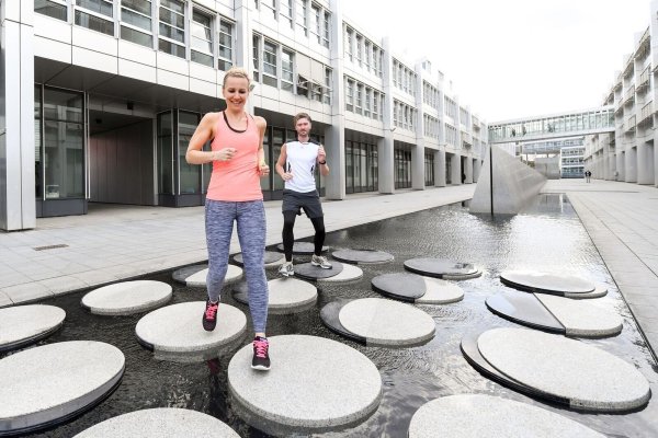 Wenn beim Joggen genug Luft bleibt, um sich zu unterhalten, ist die Intensität moderat. Und auch das hilft dabei, mehr Fitness aufzubauen. - © Tobias Hase/dpa-tmn