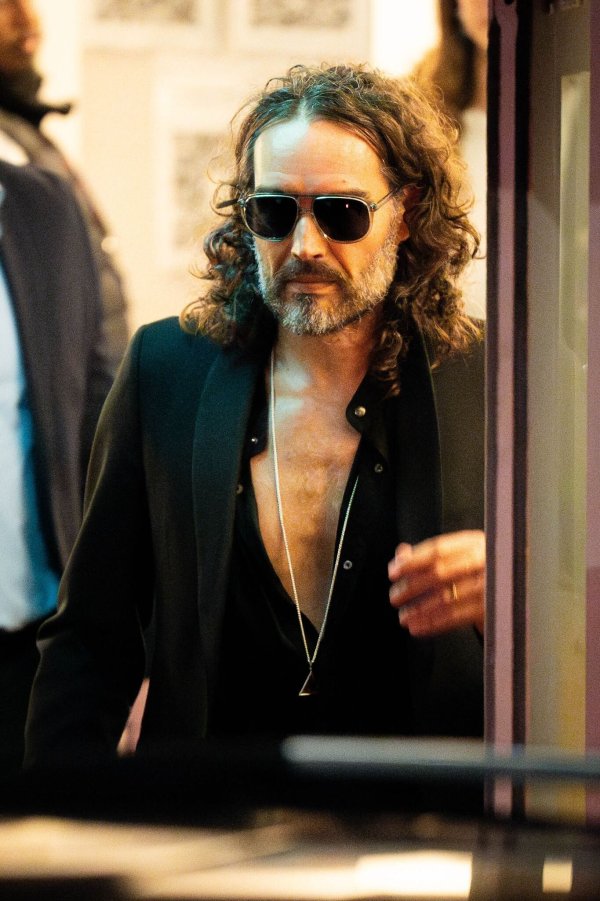 Der britische Schauspieler Russell Brand ist wegen des Verdachts der Vergewaltigung, Belästigung und Nötigung angeklagt worden. - © James Manning/PA Wire/dpa