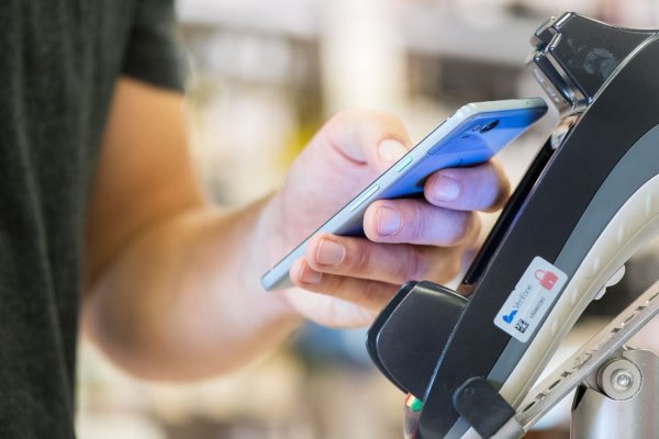 Alternative zum Papier-Kassenbon: QR-Code am Terminal scannen und den Bon direkt als PDF aufs Smartphone herunterladen. - © Franziska Gabbert/dpa-tmn