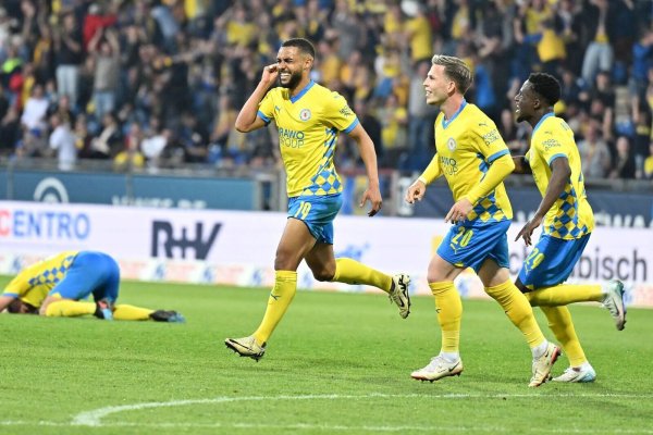 Braunschweigs Leon Bell Bell (l) feiert sein Tor zum 3:2. - © Swen Pförtner/dpa