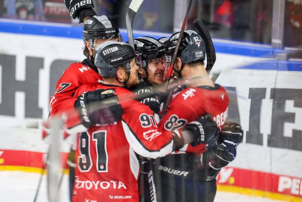 Die Kölner Haie haben nach der Rekordpleite im zweiten DEL-Halbfinale gegen Ingolstadt geantwortet. - © Christoph Reichwein/dpa