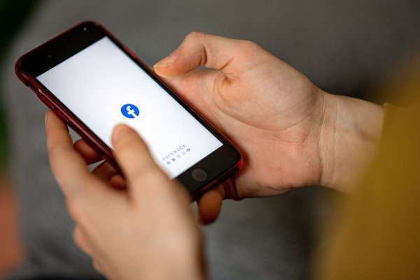 «Watchlist Internet» warnt vor betrügerischen Angeboten, besonders auf Facebook-Veranstaltungsseiten. - © Fabian Sommer/dpa/dpa-tmn