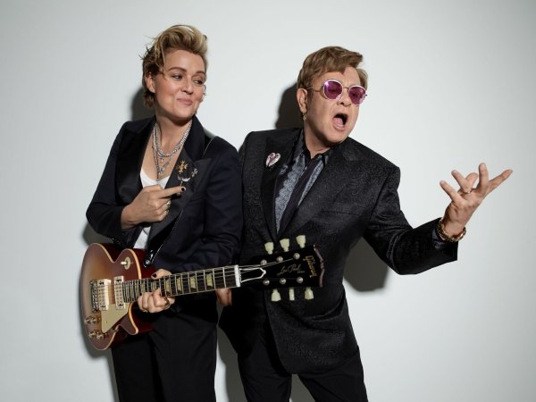 Brandi Carlile und Elton John melden sich mit einem neuen Album zurück. - © Peggy Sirota/Universal/dpa