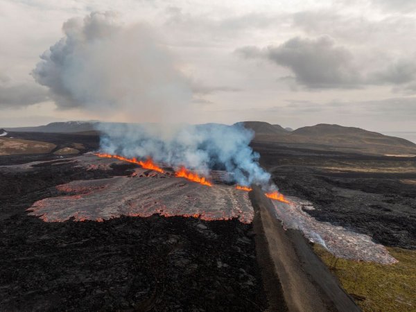 Ein Vulkanausbruch auf Island neigt sich nach wenigen Tagen bereits wieder dem Ende zu. (Archivbild) - © Marco di Marco/AP/dpa