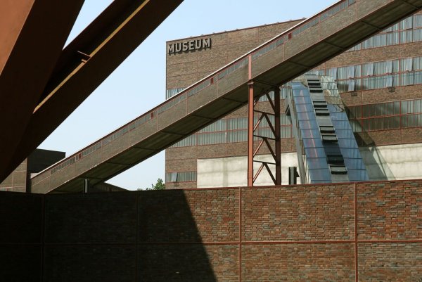 Eine Ausstellung zeigt die Industrialisierung des Ruhrgebiets aus Sicht von Künstlern. - © picture alliance / dpa