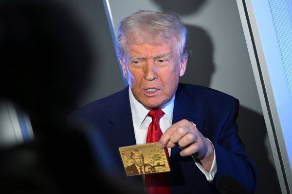 US-Präsident Donald Trump zeigt eine sogenannte Gold Card, auf der er abgebildet ist. - © Uncredited/AP/dpa