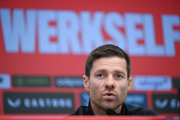 Leverkusens Trainer Xabi Alonso setzt nach dem Pokal-Aus alles auf die Bundesliga. - © Federico Gambarini/dpa