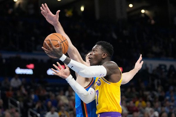 Los Angeles Lakers-Guard Dennis Schröder zieht an Oklahoma City Thunder-Forward Dario Saric vorbei. - © Sue Ogrocki/AP