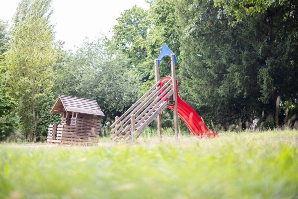 Ein Klettergerüst steht auf einem Spielplatz. - © Marcel Kusch/dpa/Symbolbild