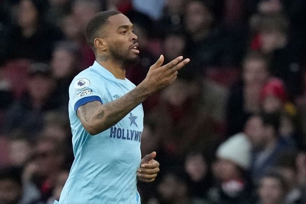 Brentford-Profi Ivan Toney war rassistisch beleidigt worden. - © Frank Augstein/AP/dpa