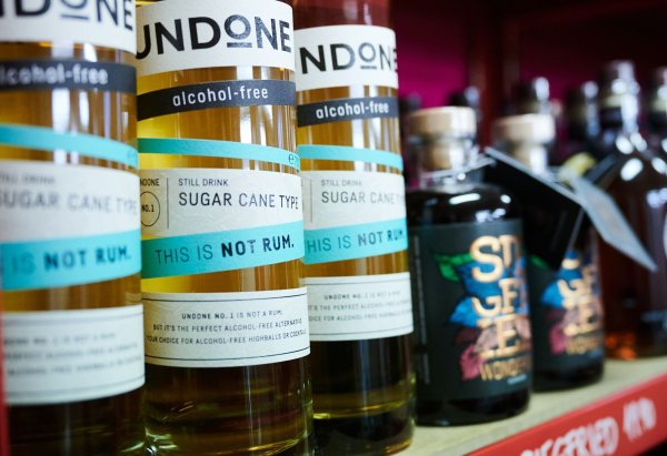 In einem Null-Prozent-Späti im Bergmannkiez in Berlin stehen alkoholfreien Spirituosen im Regal. - © Annette Riedl/dpa