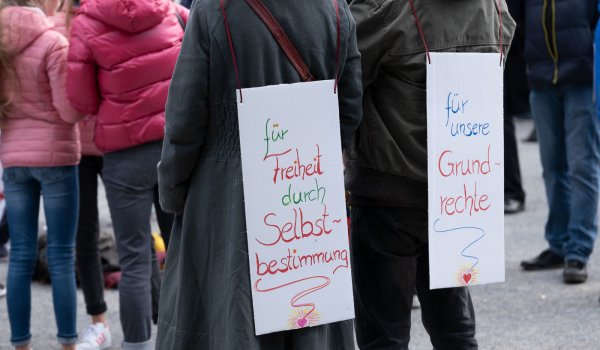 In Hannover marschierten mehrere hundert Menschen für Freiheit und den Erhalt der Grundrechte. - © Symbolbild: Peter Steffen/dpa