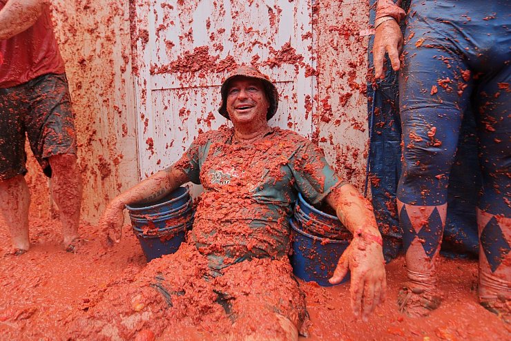 Am Ende sieht man nur noch «rot». - © Alberto Saiz/AP/dpa