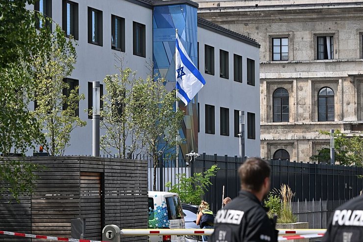 Großeinsatz vor dem israelischen Generalkonsulat in München - © Peter Kneffel/dpa