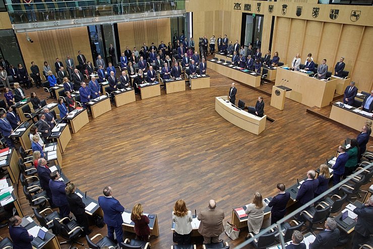 Die Bundesrats-Mitglieder erhoben sich zum Gedenken an die vom NS-Regime ermordeten Sinti und Roma. - © Joerg Carstensen/dpa