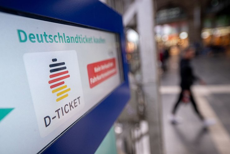 Es geht weiter mit dem Deutschlandticket. (Archivbild) - © Sebastian Gollnow/dpa
