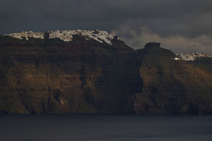 Hauptort von Santorini: Angst vor Erdrutschen. - © Petros Giannakouris/AP/dpa