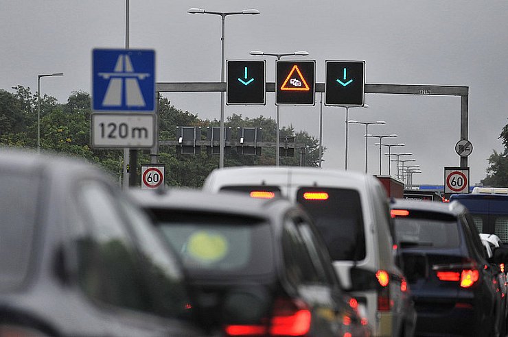 Der 66-Jährige übersah ein Stauende auf der A 33 bei Bielefeld. - © Symbolfoto: dpa