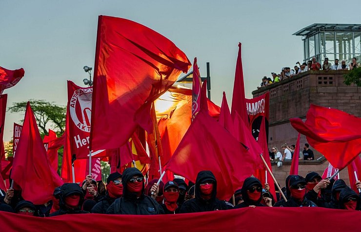 Rote Fahnen zum 1. Mai in Frankfurt - © Andreas Arnold/dpa
