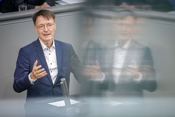 Bundesgesundheitsminister Karl Lauterbach hat zu Solidarität beim Kauf von Kindermedikamenten aufgerufen. - © Kay Nietfeld/dpa