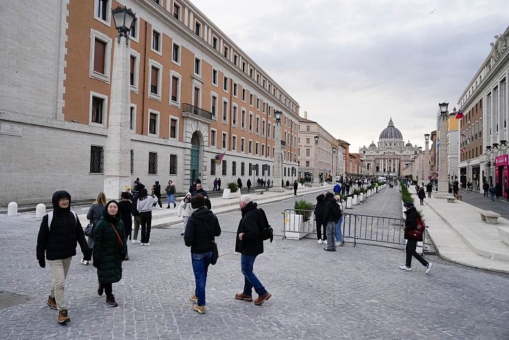 Vorher eine vielbefahrene Straße, nun eine Fußgängerzone. - © Gregorio Borgia/AP/dpa