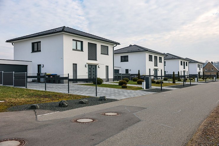 Die Preise für Wohnimmobilien steigen wieder kräftig. (Archivbild) - © Jan Woitas/dpa