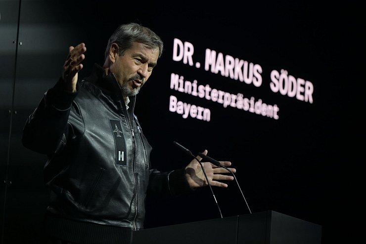 Immer häufiger wechselt Markus Söder für seine Termine die Garderobe passend zum Thema. (Archivbild) - © Peter Kneffel/dpa