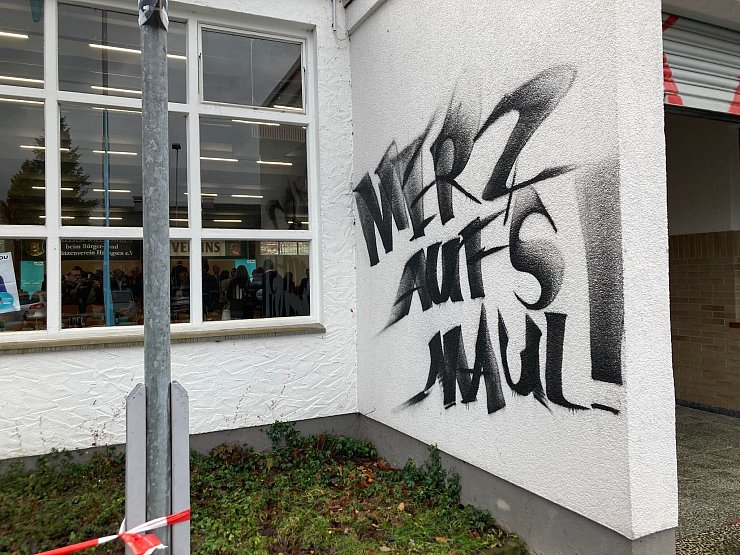 Die Schmähungen waren auf Wände rund um die Schützenhalle gesprüht worden. - © Carsten Linnhoff/dpa