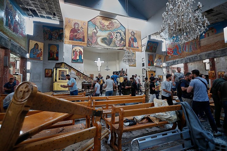 Nach Darstellung des syrischen Innenministeriums drang der Attentäter unter Abgabe von Schüssen in die Kirche im Christenviertel Al-Duwaila ein. - © Omar Sanadiki/AP/dpa