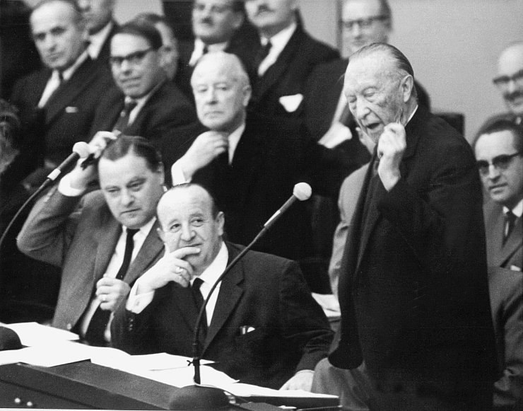 1962 erschütterte die «Spiegel-Affäre» Adenauers Regierung, als das Magazin durchsucht und Redakteure verhaftet wurden. (Archivbild) - © picture alliance / dpa