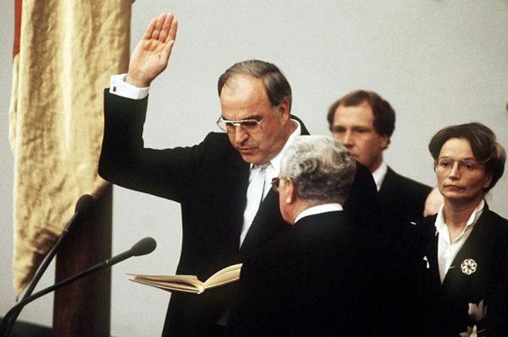 Das Parlament spricht Schmidt (SPD) das Vertrauen ab und wählt Kohl (CDU) zum Kanzler. (Archivbild) - © picture alliance / Martin Athenstädt/dpa