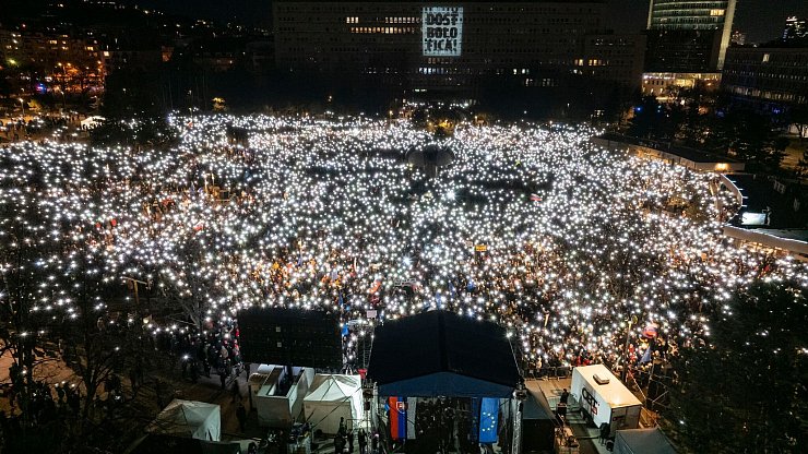 «Die Slowakei gehört zum Westen» war auf Transparenten von Demonstranten in Bratislava und anderen Städten zu lesen. - © Michal Svítok/TASR/dpa
