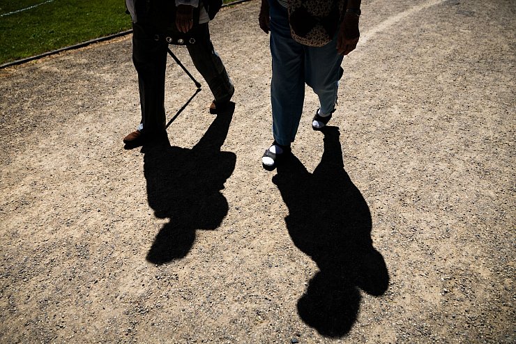Gegen Einsamkeit helfen gemeinsame Freizeitaktivitäten (Archivbild) - © Christoph Soeder/dpa